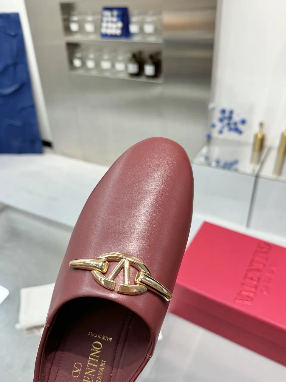 👟👟Ex-factory price 520👟👟 Valentino’s hottest new product in 2025, the new slippers are also easy to wear...😈😈😈 The latest logo buckle Perfectly combined with sexiness❤️‍🔥❤️‍🔥❤️‍🔥❤️‍🔥It is simply the pinnacle of summer fashion💖💖💖💖Original replica Outsole: Italian genuine leather outsole Heel height: Flat heel Size: 35-39 (40 41 42 customization is non-returnable and non-exchangeable)